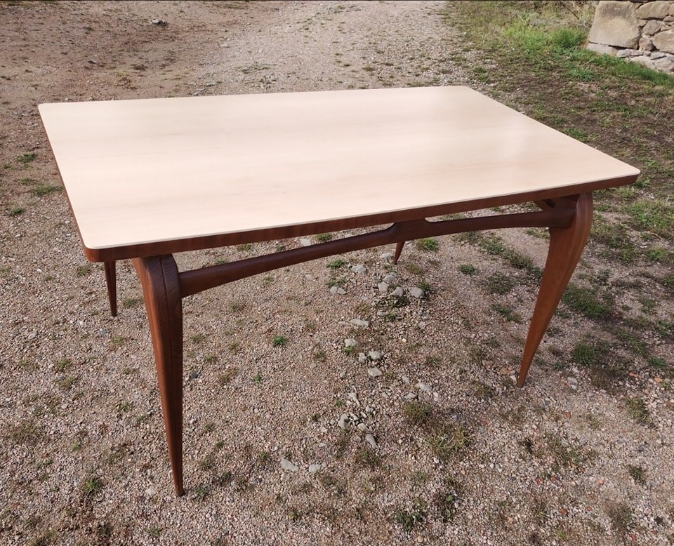 Table scandinave.