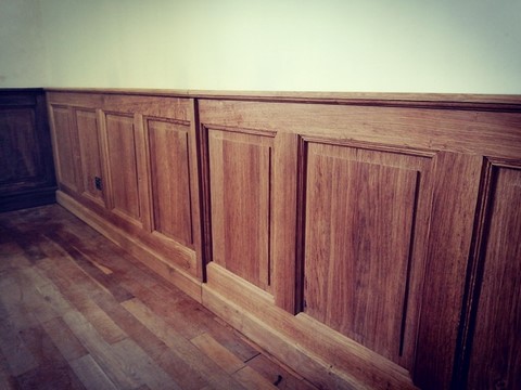 Lambris chêne rouge massif.