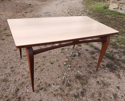 Table scandinave.