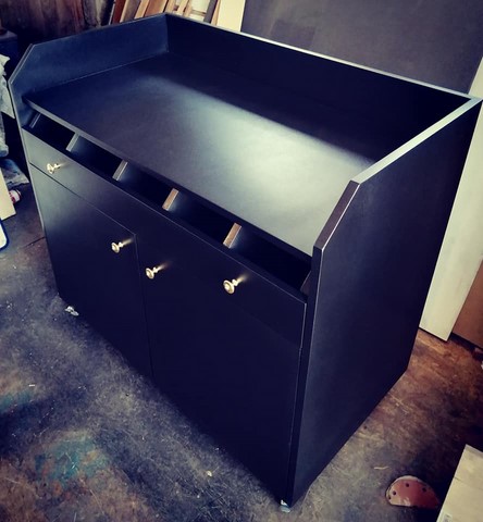 Desserte à couverts ébénisterie.